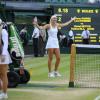 Kristina Mladenovic s'est imposée en finale du double mixte de Wimbledon en compagnie du canadien Daniel Nestor le 7 juillet 2013, sous les yeux de Marion Bartoli