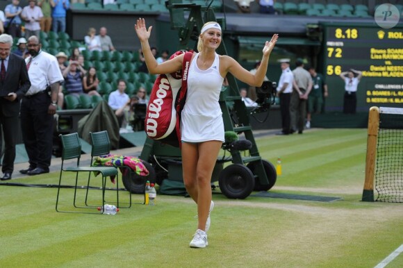 Kristina Mladenovic, tout sourire après s'est imposée en finale du double mixte de Wimbledon en compagnie du canadien Daniel Nestor le 7 juillet 2013, sous les yeux de Marion Bartoli