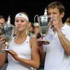 Kristina Mladenovic s'est imposée en finale du double mixte de Wimbledon en compagnie du canadien Daniel Nestor le 7 juillet 2013, sous les yeux de Marion Bartoli