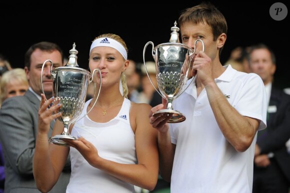Kristina Mladenovic s'est imposée en finale du double mixte de Wimbledon en compagnie du canadien Daniel Nestor le 7 juillet 2013, sous les yeux de Marion Bartoli