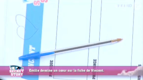 Emilie écrit un coeur sur la fiche de Vincent dans la quotidienne de Secret Story 7 sur TF1 le lundi 8 juillet 2013