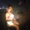 Mariah Carey sur le balcon de son appartement à New York. Le 5 juillet 2013.