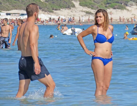 Exclusif - Le joueur de foot Roberto Soldado en vacances à Formentera le 7 juillet 2013 avec sa femme Rocio Millàn et leur petite fille Daniela.