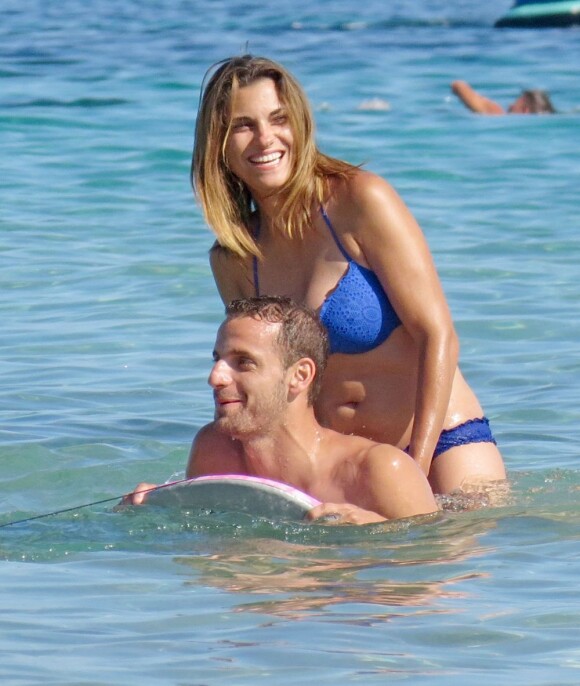 Exclusif - Le joueur de football Roberto Soldado en vacances à Formentera le 7 juillet 2013 avec sa femme Rocio Millàn et leur petite fille Daniela.