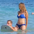 Exclusif - Roberto Soldado en vacances à Formentera le 7 juillet 2013 avec sa femme Rocio Millàn et leur petite fille Daniela.