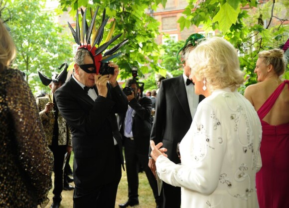 Mario Testino face à la duchesse de Cornouailles lors de la réception organisée à Clarence House le 9 juillet 2013 par le prince Charles et Camilla Parker Bowles en faveur de The Elephant Family.