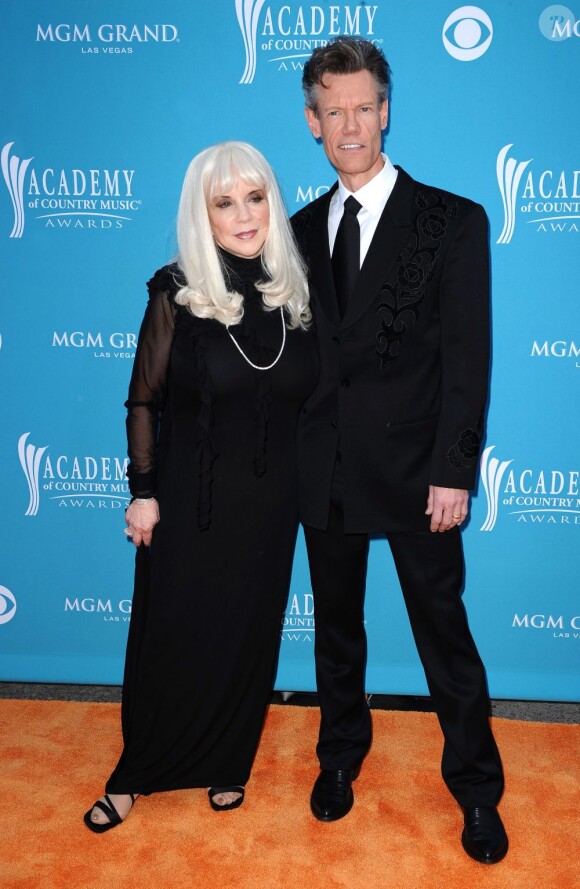 Randy Travis pose avec son ex-femme Elizabeth Travis à la 45e cérémonie des Academy of Country Music Awards au MGM Grand Hotel and Casino de Las Vegas, le 18 avril 2010.
