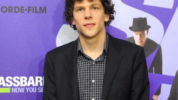 Jesse Eisenberg (The Social Network) en couple avec l'Alice Mia Wasikowska