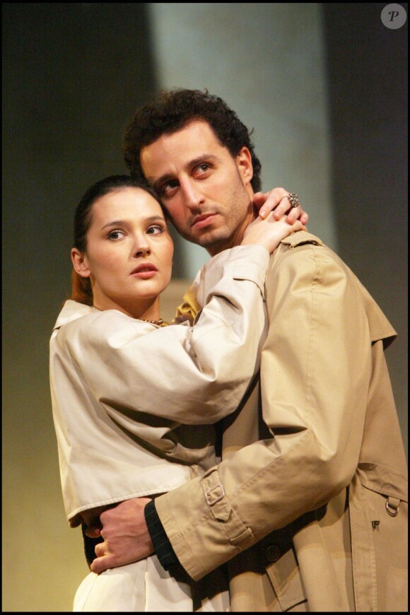 Virginie Ledoyen et Arié Elmaleh dans la pièce de théâtre Irrésistible à Paris le 26 janvier 2007