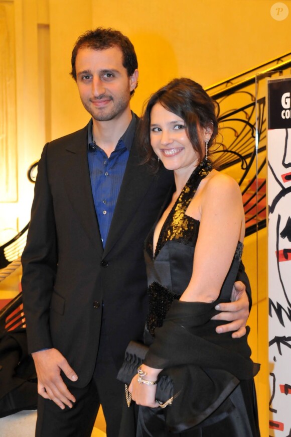 Virginie Ledoyen et son compagnon Arié Elmaleh lors du gala d'Amnesty International ''Musique Contre L'Oubli'' à Paris le 23 avril 2008