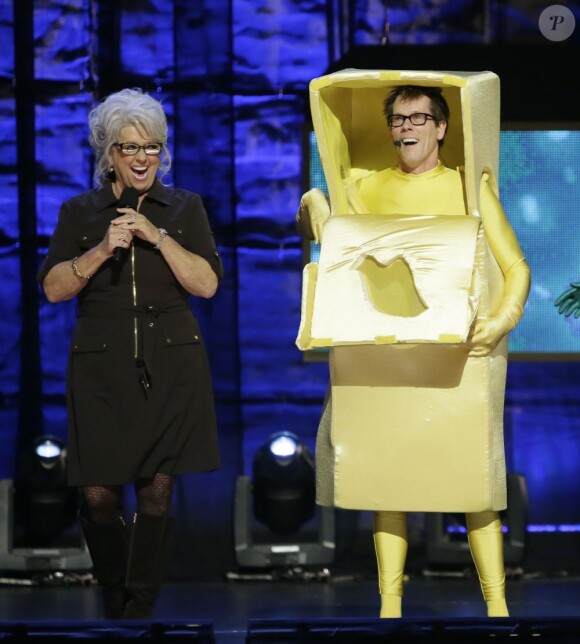 Paula Deen au côté de Kevin Bacon à la soirée de comédie "Night Of Too Many Stars: America Comes Together For Autism Programs" au Beacon Theatre à New York, le 13 octobre 2012.