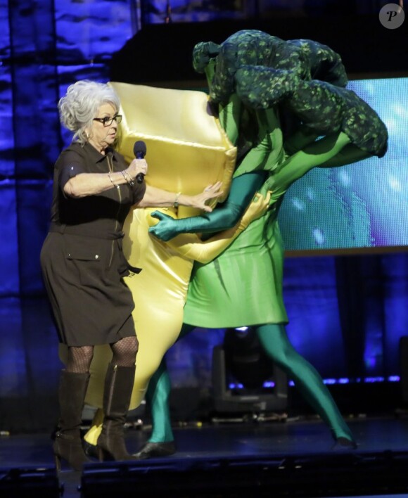 Paula Deen sur scène avec Kevin Bacon (en beurre) et Liev Schreiber (en broccoli) à la soirée de comédie "Night Of Too Many Stars: America Comes Together For Autism Programs" au Beacon Theatre à New York, le 13 octobre 2012.