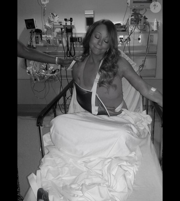 Mariah Carey rend la pose à l'hôpital à New York, le 9 juillet 2013.