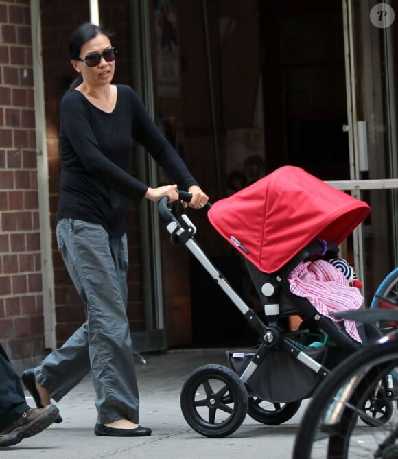 La veuve de James Gandolfini, Deborah Lin, et leur fille Liliana se promènent à New York, le 11 juillet 2013.