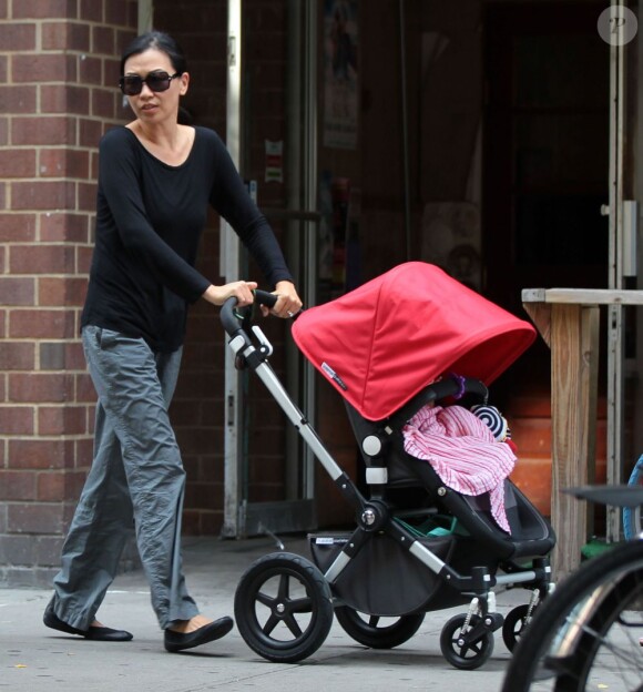 La veuve de James Gandolfini, Deborah Lin, et sa fille Liliana se promènent à New York, le 11 juillet 2013.