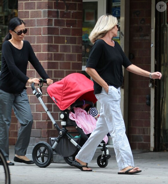 La veuve de James Gandolfini, Deborah Lin, et leur fille Liliana se promènent avec Marcy Gandolfini à New York, le 11 juillet 2013.