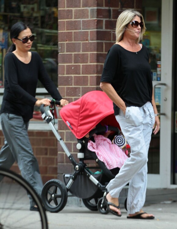 La veuve de James Gandolfini, Deborah Lin, et sa fille Liliana se promènent avec son ex-femme Marcy Gandolfini à New York, le 11 juillet 2013.