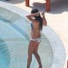 Exclusif - Lea Michele au bord d'une piscine avec une amie lors de ses vacances à Cabo San Lucas, le 7 juillet 2013.