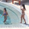 Exclusif - Lea Michele au bord d'une piscine avec une amie lors de ses vacances à Cabo San Lucas, au Mexique, le 7 juillet 2013.