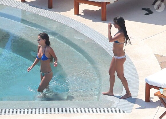 Exclusif - Lea Michele au bord d'une piscine avec une amie lors de ses vacances à Cabo San Lucas, au Mexique, le 7 juillet 2013.