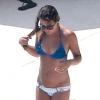 Exclusif - Lea Michele au bord d'une piscine avec une amie lors de ses vacances à Cabo San Lucas, le 7 juillet 2013.