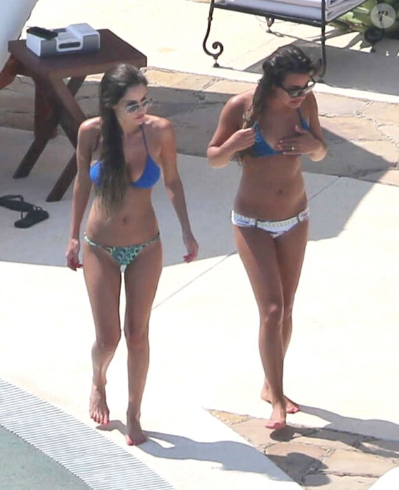 Exclusif - La chanteuse et actrice Lea Michele au bord d'une piscine avec une amie lors de ses vacances à Cabo San Lucas, le 7 juillet 2013.
