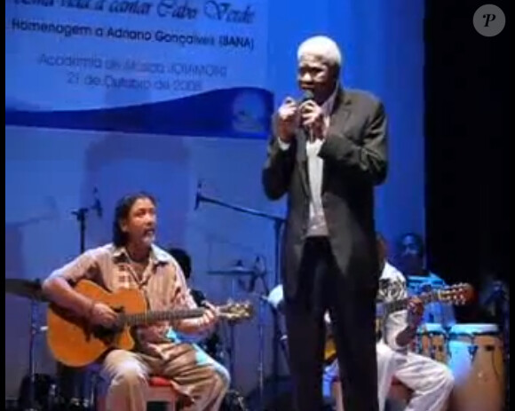 Bana en concert à Mindelo en octobre 2008. De son vrai nom Adriano Goncalves, Bana, roi de la morna et icône du Cap-Vert, est mort le 12 juillet 2013 à Lisbonne, à 81 ans.