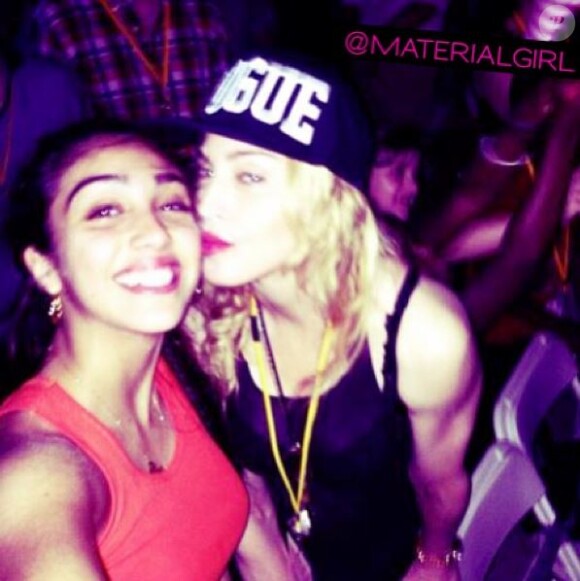 Madonna et sa fille aînée Lourdes prennent la pose lors du feu d'artifices du 4 juillet 2013 à New York.