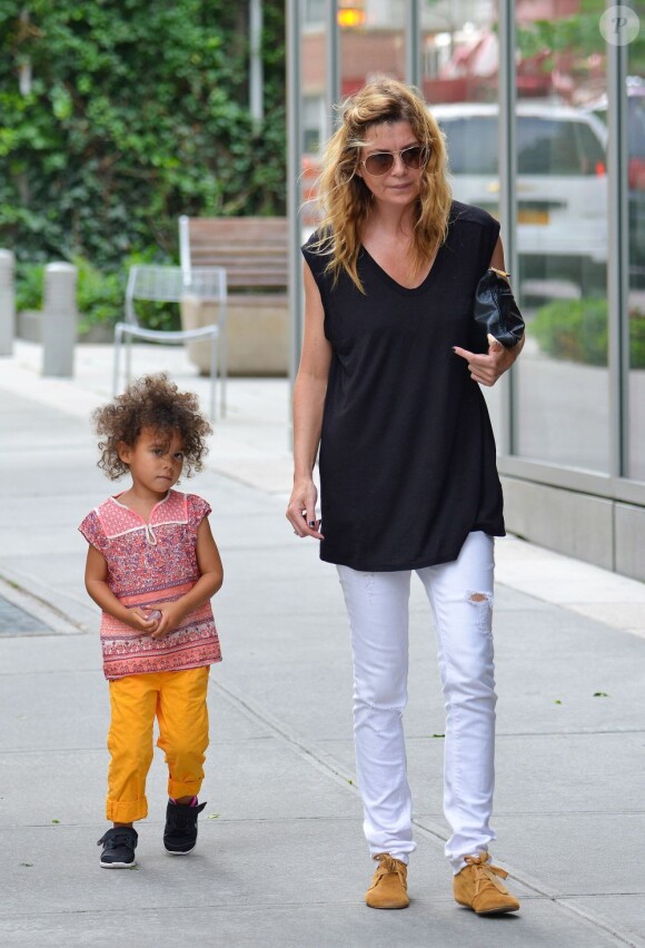 L'actrice Ellen Pompeo se promène avec sa fille Stella Luna Ivery, à New York, le 12 juillet 2013.