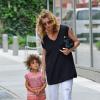 Ellen Pompeo se promène avec sa fille Stella Luna Ivery, à New York, le vendredi 12 juillet 2013.