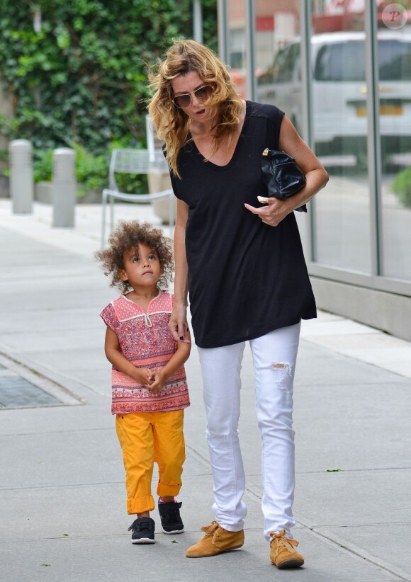 Ellen Pompeo se promène avec sa fille Stella Luna Ivery, à New York, le vendredi 12 juillet 2013.