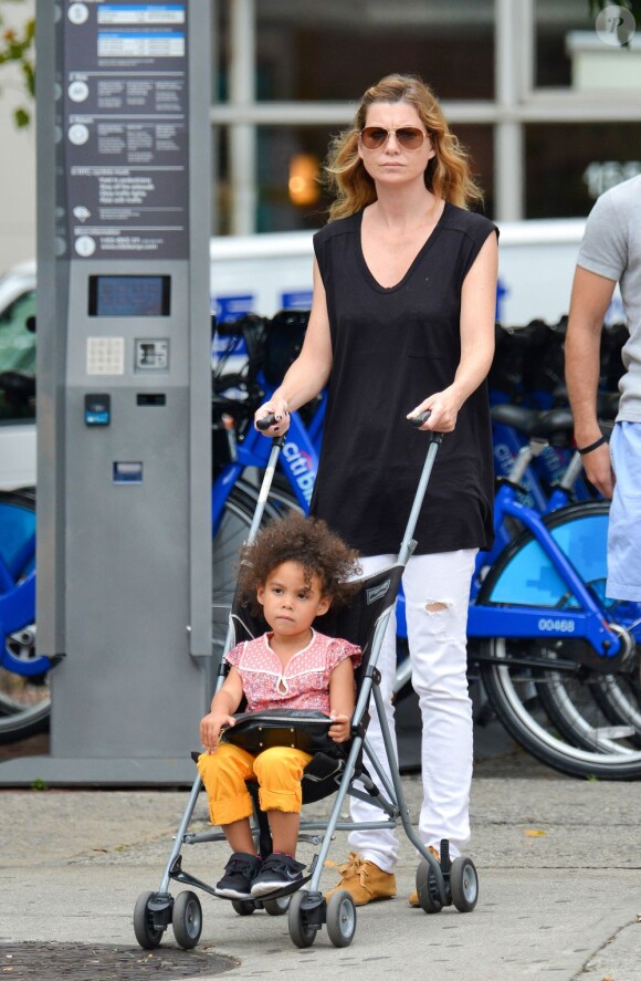Ellen Pompeo se promène avec sa fille Stella Luna Ivery, à New York, le 12 juillet 2013.