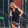 Ellen Pompeo se promène avec sa fille Stella Luna Ivery, à New York, le 12 juillet 2013.