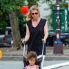 Ellen Pompeo se promène avec sa fille Stella Luna Ivery, dans les rues de New York, le 12 juillet 2013.