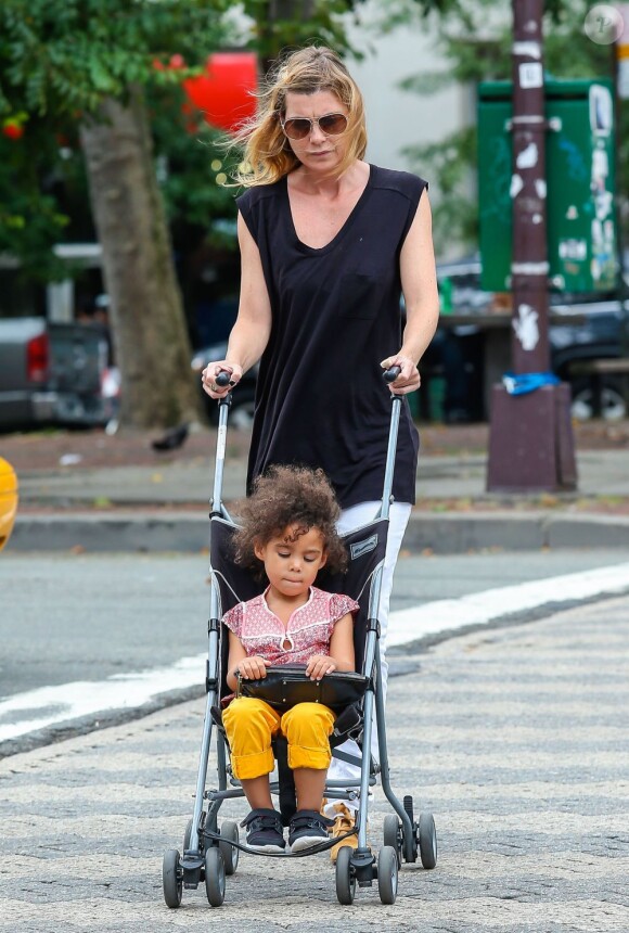 Ellen Pompeo se promène avec sa fille Stella Luna Ivery, dans les rues de New York, le 12 juillet 2013.