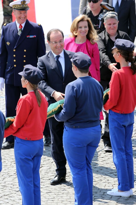 Le président François Hollande et Valérie Trierweiler au défilé du 14 juillet 2013 à Paris.