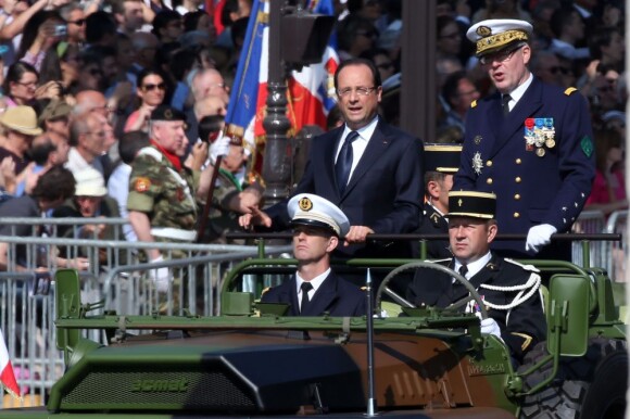 François Hollande et l'amiral Edouard Guillaud au défilé du 14 juillet 2013 à Paris.