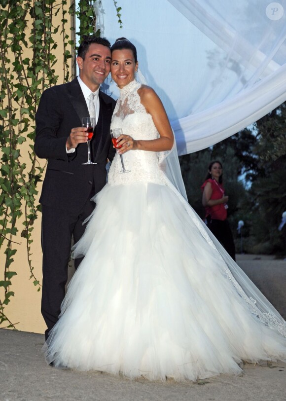 Le footballeur Xavi Hernandez et Nuria Cunillera lors de leur mariage à Blanes, le 13 juillet 2013.