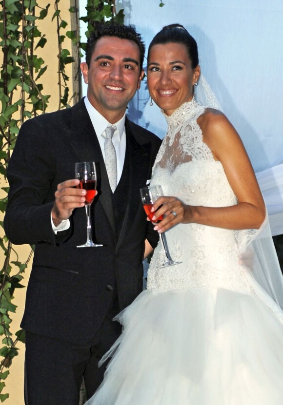 La star du Barça Xavi Hernandez et Nuria Cunillera lors de leur mariage à Blanes, le 13 juillet 2013.