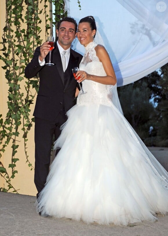 Le footballeur catalan Xavi Hernandez et Nuria Cunillera lors de leur mariage à Blanes, le 13 juillet 2013.