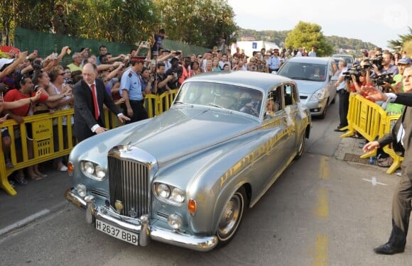 Nuria Cunillera et Xavi dans une Bentley pour leur mariage à Blanes, le 13 juillet 2013.