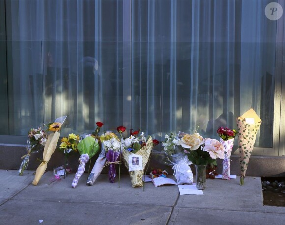 Des fans sont venus déposer des fleurs et ont érigé un mémorial en hommage à l'acteur de la série Glee, Cory Monteith, décédé samedi matin dans un hôtel à Vancouver, le 14 juillet 2013