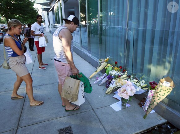 Des fans sont venus déposer des fleurs et ont érigé un mémorial en hommage à l'acteur de la série Glee, Cory Monteith, décédé samedi matin dans un hôtel à Vancouver, le 14 juillet 2013