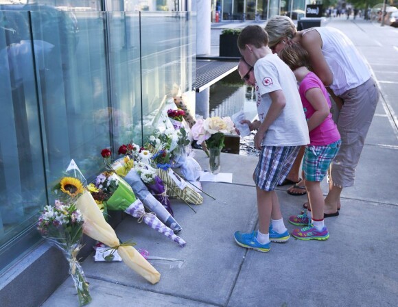 Des fans sont venus déposer des fleurs et ont érigé un mémorial en hommage à l'acteur de la série Glee, Cory Monteith, décédé samedi matin dans un hôtel à Vancouver, le 14 juillet 2013