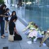 Des fans sont venus déposer des fleurs et ont érigé un mémorial en hommage à l'acteur de la série Glee, Cory Monteith, décédé samedi matin dans un hôtel à Vancouver, le 14 juillet 2013