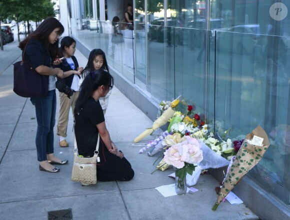 Des fans sont venus déposer des fleurs et ont érigé un mémorial en hommage à l'acteur de la série Glee, Cory Monteith, décédé samedi matin dans un hôtel à Vancouver, le 14 juillet 2013