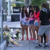 Des fans sont venus déposer des fleurs et ont érigé un mémorial en hommage à l'acteur de la série Glee, Cory Monteith, décédé samedi matin dans un hôtel à Vancouver, le 14 juillet 2013