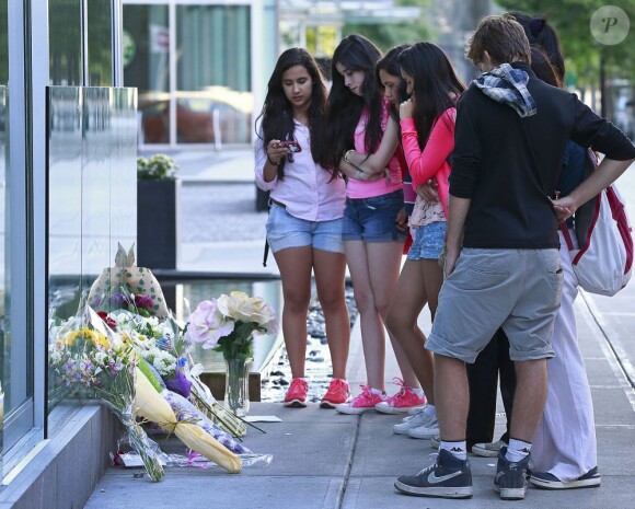 Des fans sont venus déposer des fleurs et ont érigé un mémorial en hommage à l'acteur de la série Glee, Cory Monteith, décédé samedi matin dans un hôtel à Vancouver, le 14 juillet 2013