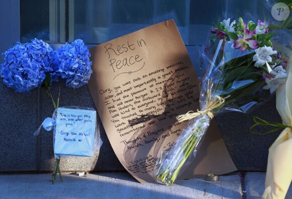 Des fans sont venus déposer des fleurs et ont érigé un mémorial en hommage à l'acteur de la série Glee, Cory Monteith, décédé samedi matin dans un hôtel à Vancouver, le 14 juillet 2013