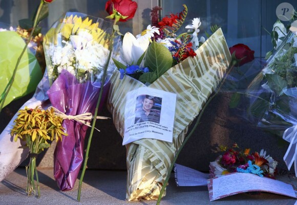 Des fans sont venus déposer des fleurs et ont érigé un mémorial en hommage à l'acteur de la série Glee, Cory Monteith, décédé samedi matin dans un hôtel à Vancouver, le 14 juillet 2013